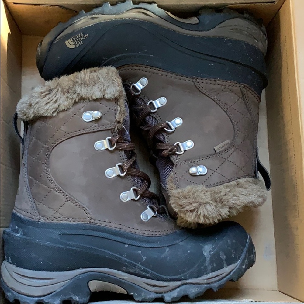 North face gently used snow boots 🥾
